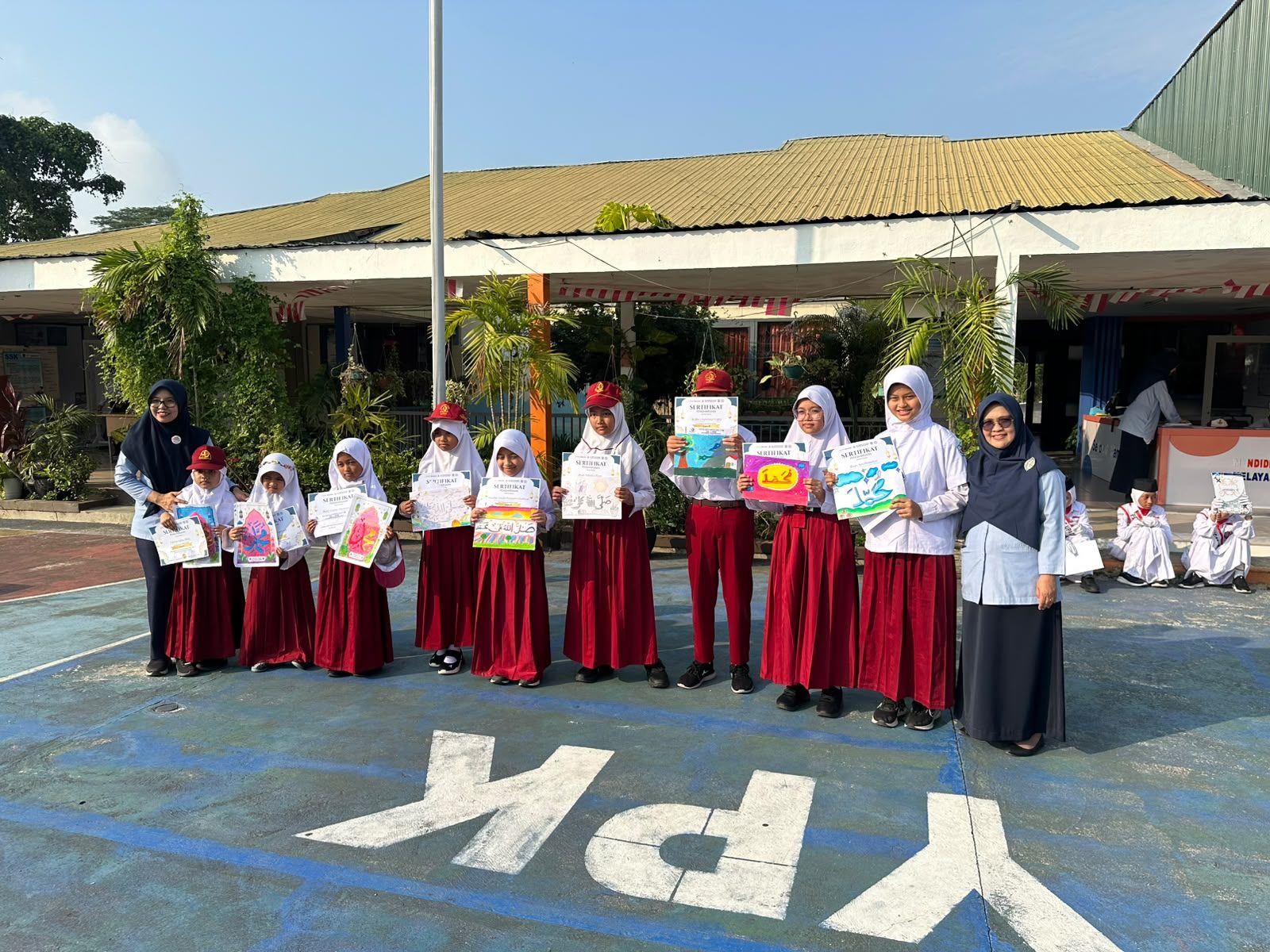 Pembagian hadiah lomba - lomba dalam memperingati Maulid Nabi Muhammad.