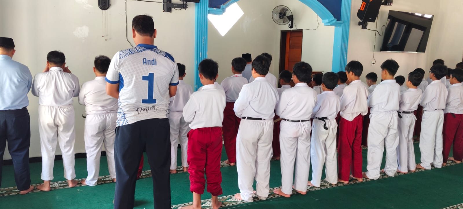 Shalat duhur berjamaah d Aula dan musholla 1-6 Model class SD2. Pendamping walas dan guru piket