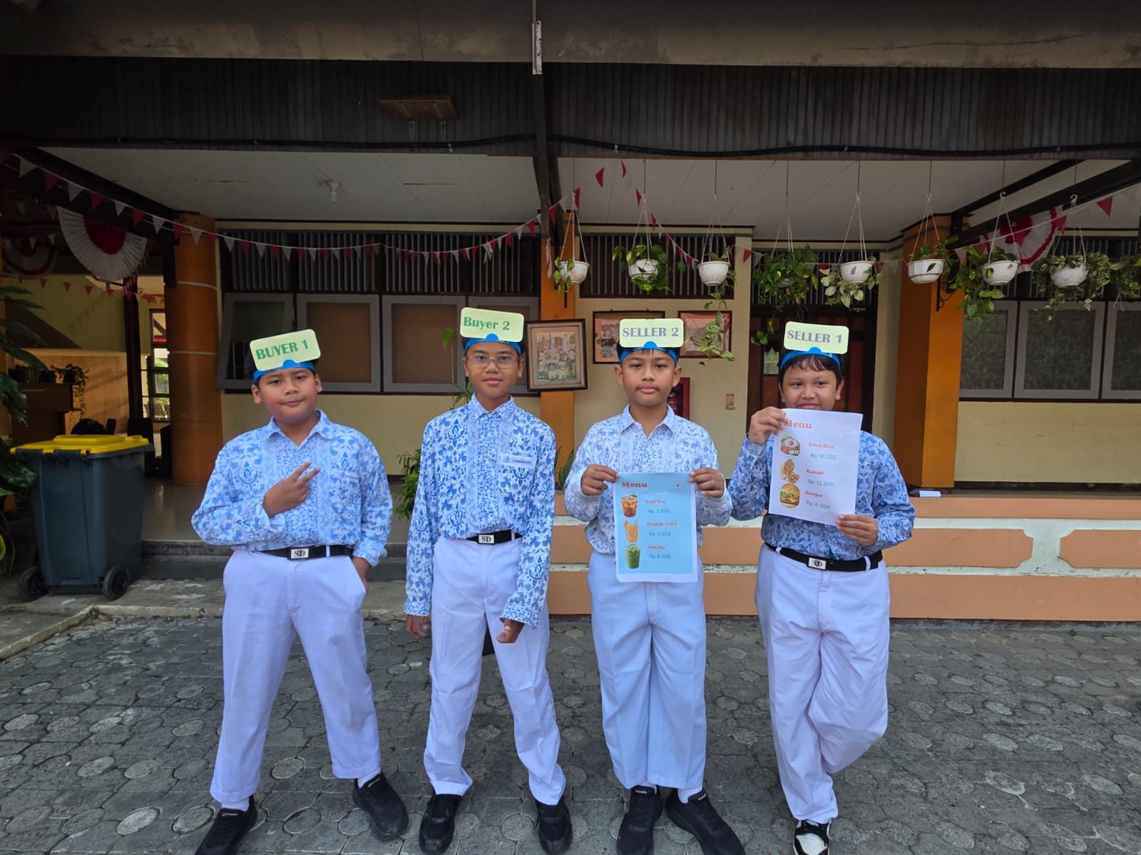 English Day and Business Day Meriahkan Pagi di SD 2 Yayasan Pupuk Kaltim