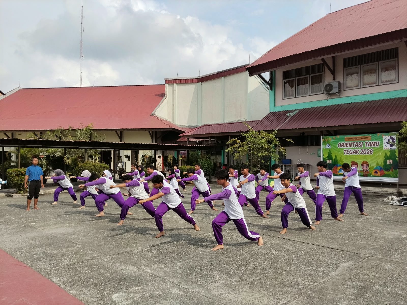Dedikasi Pak Saryadi, S.Pd. Hidupkan Pembelajaran PJOK SMA YPK melalui Pencak Silat