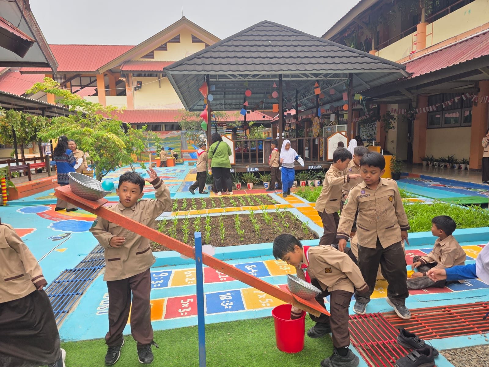 Waktu Istirahat Jadi Momen Belajar Menyenangkan di Taman Numerasi SD 2 YPK