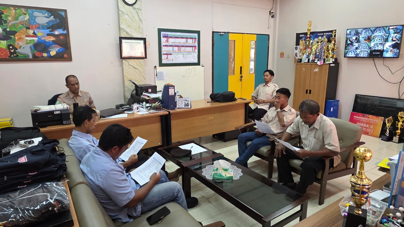 SMA YPK Perkuat Budaya Kerja dan Layanan melalui Briefing Bersama OB dan CS